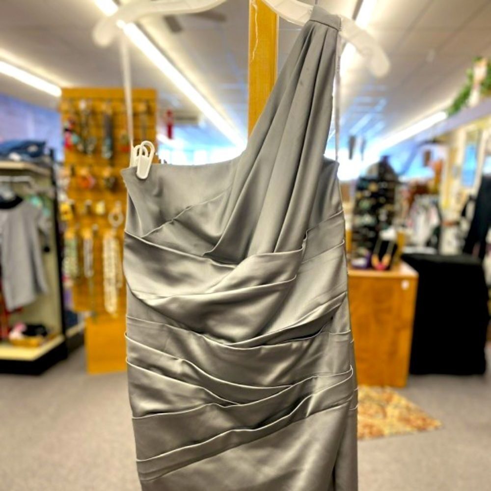 🛍️ Ladies 6/8 David’s Bridal Gray Metallic Short Formal